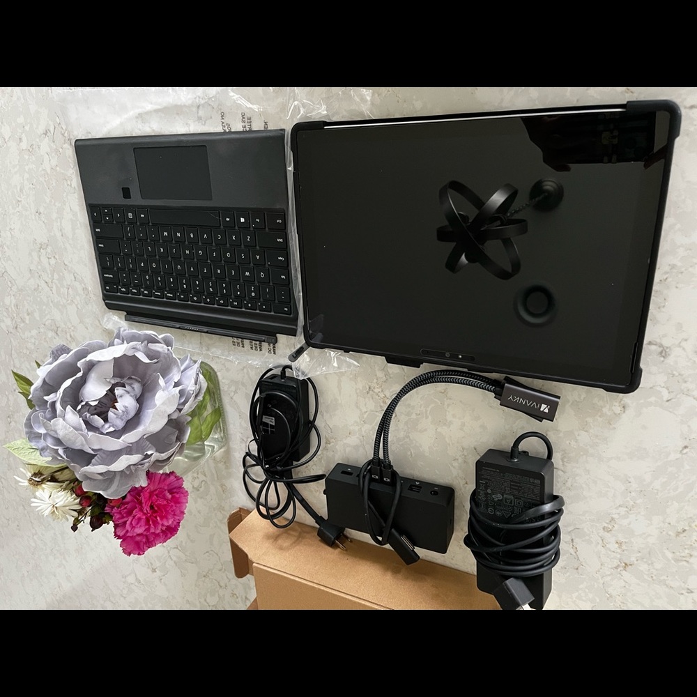 Surface PRO bundle w/ docking station HDMI cable, case , add monitor connector - Picture 4 of 15